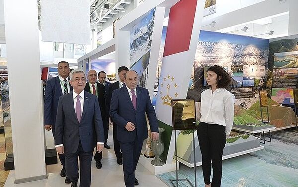 Выставка Астана Экспо-2017: Серж Саргсян посетил армянский павильон - Sputnik Армения
