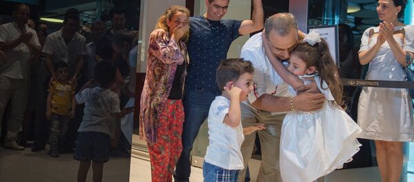 В аэропорту Звартноц встретили армянских врачей, которые в Судане заменяли доктора Тома Катену В аэропорту Звартноц встретили армянских врачей, которые в Судане заменяли доктора Тома Катену - Sputnik Армения