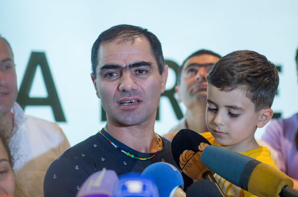 В аэропорту Звартноц встретили армянских врачей, которые в Судане заменяли доктора Тома Катену. Геворг Восканян - Sputnik Армения