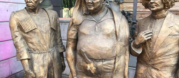 У памятника персонажам фильма Кавказская пленница украли кинжал - Sputnik Армения