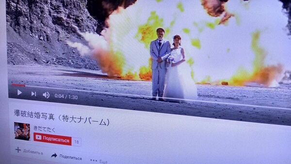 Пара из Японии устроила свадебную фотосессию на фоне взрывов - Sputnik Армения