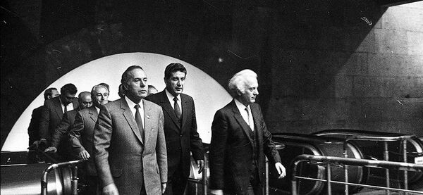 Первые секретари ЦК Компартии республик Азербайджана - Гейдар Алиев, Армении - Карен Демирчян и Грузии - Эдуард Шеварнадзе поднимаются к выходу со станции Республика Армения в день открытия ереванского метрополитена. Первые секретари ЦК Компартии республик Азербайджана - Гейдар Алиев, Армении - Карен Демирчян и Грузии - Эдуард Шеварнадзе поднимаются к выходу со станции Республика Армения в день открытия ереванского метрополитена. - Sputnik Արմենիա