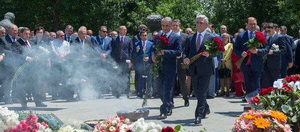 Президент Армении Серж Саргсян вместе с высшим руководством страны посетил пантеон имени Комитаса Президент Армении Серж Саргсян вместе с высшим руководством страны посетил пантеон имени Комитаса - Sputnik Արմենիա