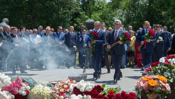 Президент Армении Серж Саргсян вместе с высшим руководством страны посетил пантеон имени Комитаса - Sputnik Армения