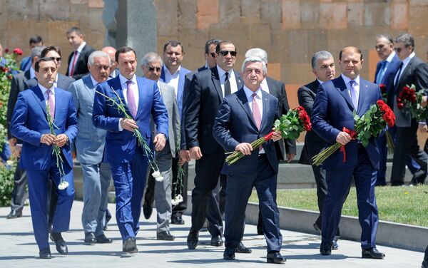 ՀՀ նախագահ Սերժ Սարգսյանը, երկրի բարձրագույն ղեկավարության հետ, այցելեց Կոմիտասի անվան պանթեոն, ուր ծաղիկներ խոնարհեց պետական և քաղաքական գործիչ, նախկին վարչապետ Անդրանիկ Մարգարյանի հուշարձանին - Sputnik Արմենիա