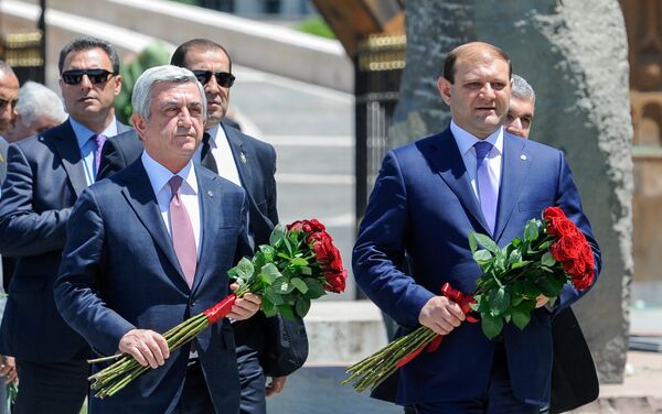 ՀՀ նախագահ Սերժ Սարգսյանը, երկրի բարձրագույն ղեկավարության հետ, այցելեց Կոմիտասի անվան պանթեոն, ուր ծաղիկներ խոնարհեց պետական և քաղաքական գործիչ, նախկին վարչապետ Անդրանիկ Մարգարյանի հուշարձանին - Sputnik Արմենիա