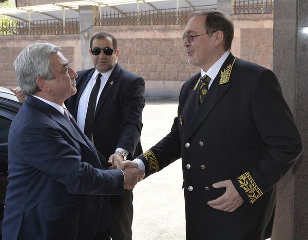 Президент Серж Саргсян сегодня по случаю государственного праздника Российской Федерации - Дня России, посетил посольство РФ в Армении - Sputnik Արմենիա