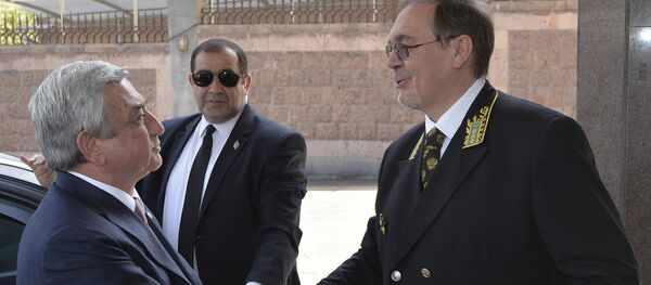 Президент Серж Саргсян сегодня по случаю государственного праздника Российской Федерации - Дня России, посетил посольство РФ в Армении Президент Серж Саргсян сегодня по случаю государственного праздника Российской Федерации - Дня России, посетил посольство РФ в Армении - Sputnik Армения