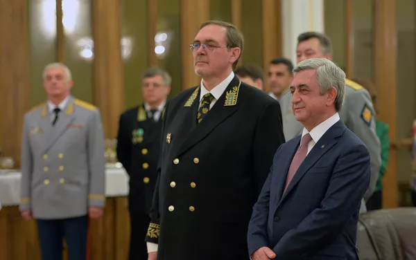Президент Серж Саргсян сегодня по случаю государственного праздника Российской Федерации - Дня России, посетил посольство РФ в Армении Президент Серж Саргсян сегодня по случаю государственного праздника Российской Федерации - Дня России, посетил посольство РФ в Армении - Sputnik Армения