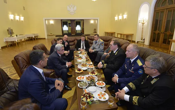 Президент Серж Саргсян сегодня по случаю государственного праздника Российской Федерации - Дня России, посетил посольство РФ в Армении Президент Серж Саргсян сегодня по случаю государственного праздника Российской Федерации - Дня России, посетил посольство РФ в Армении - Sputnik Армения