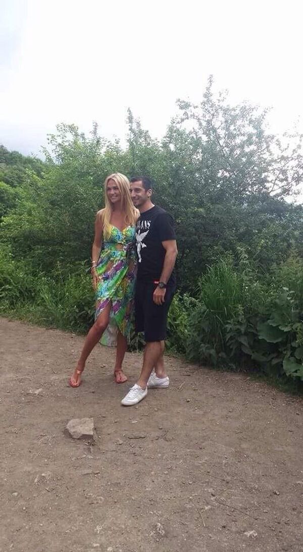 Генрих Мхитарян и Виктория Лопырева - Sputnik Армения