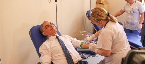 Председатель НС РА Ара Баблоян сдает кровь Председатель НС РА Ара Баблоян сдает кровь - Sputnik Արմենիա