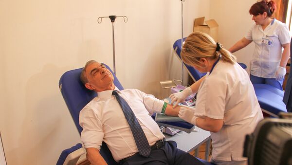 Председатель НС РА Ара Баблоян сдает кровь - Sputnik Արմենիա
