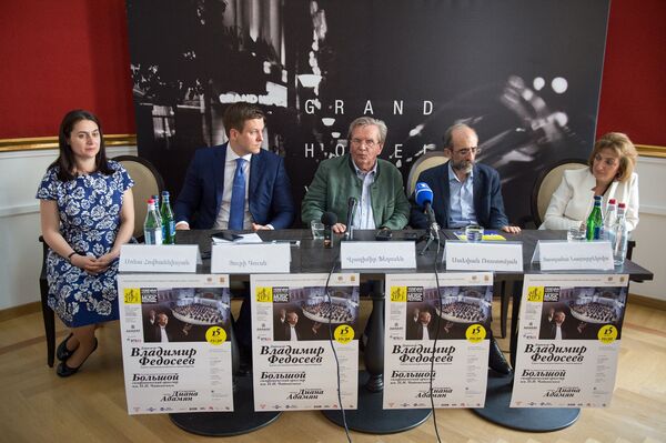 Пресс-конференция по случаю XVIII международного музыкального фестиваля Ереванские перспективы. Дирижер владимир Федосеев Пресс-конференция по случаю XVIII международного музыкального фестиваля Ереванские перспективы. Дирижер владимир Федосеев - Sputnik Армения