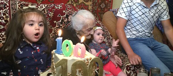 У бабушки Азгануш 100 лет У бабушки Азгануш 100 лет - Sputnik Армения