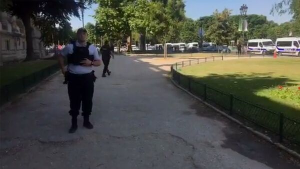 Полиция проводит операцию в районе Елисейских полей в Париже - Sputnik Армения