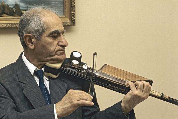 Эдуард Казарян, мастер микроминиатюр Эдуард Казарян, мастер микроминиатюр - Sputnik Արմենիա