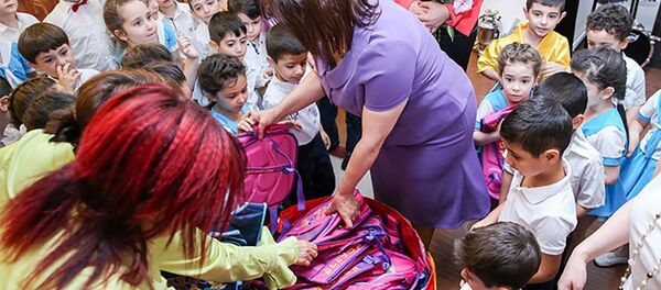 Дети, окончившие детский сад получили первые подарки к школе - Sputnik Армения