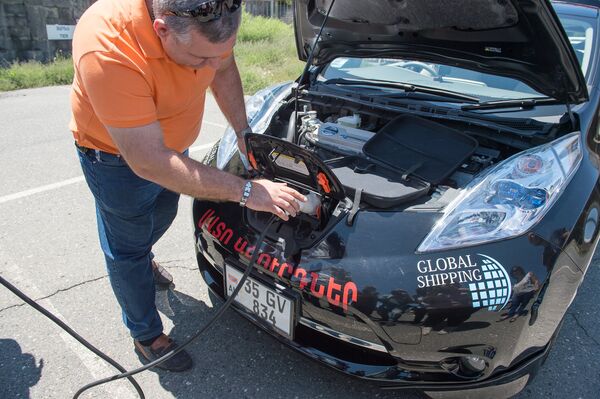 Реальная цена предложения премьера: лучше дорогой автомобиль или дешевый электромобиль? - Sputnik Армения