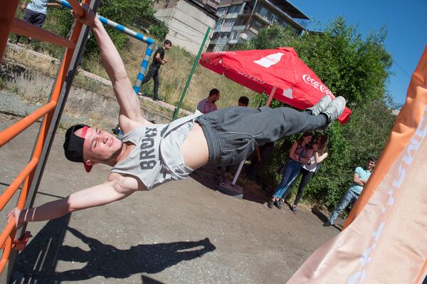 Մասնակիցներից մեկը ցուցադրում է street workout–ի նոր ձևեր։ Այս սիրողական մարզաձևը Հայաստանում գոյություն ունի 2013 թ.–ից։ - Sputnik Արմենիա