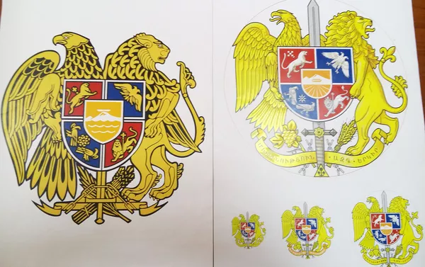 Герб Республики Армения (слева) и предложенный Агамяном вариант (справа) Герб Республики Армения (слева) и предложенный Агамяном вариант (справа) - Sputnik Армения