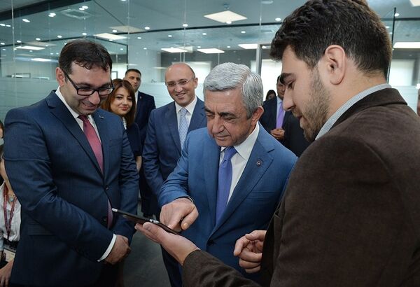 Серж Саргсян попробовал систему на планшете Серж Саргсян попробовал систему на планшете - Sputnik Армения