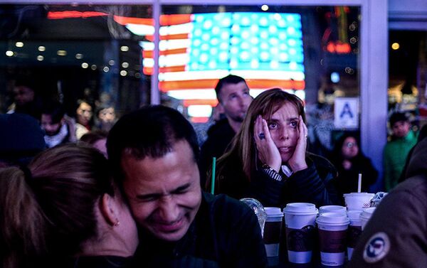Ночь выборов. Работа российского фотографа Алексея Филиппова. На снимке: сторонники Хиллари Клинтон на площади Таймс-сквер в Нью-Йорке следят за подсчетом голосов на выборах президента США. - Sputnik Армения