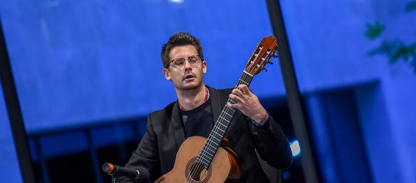 В Ереване стартовал III Международный фестиваль гитарной музыки. Преподаватель Парижской консерватории, председатель парижского Гитарного фонда Агустин Песнон. В Ереване стартовал III Международный фестиваль гитарной музыки. Преподаватель Парижской консерватории, председатель парижского Гитарного фонда Агустин Песнон. - Sputnik Արմենիա