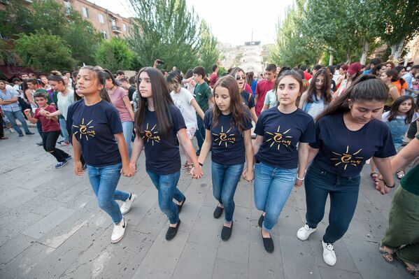 Армянские традиционные танцы в центре Еревана - Sputnik Армения