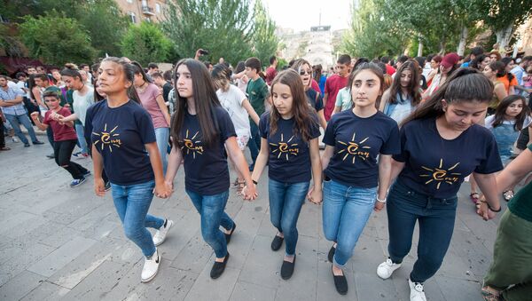 Армянские традиционные танцы в центре Еревана - Sputnik Արմենիա