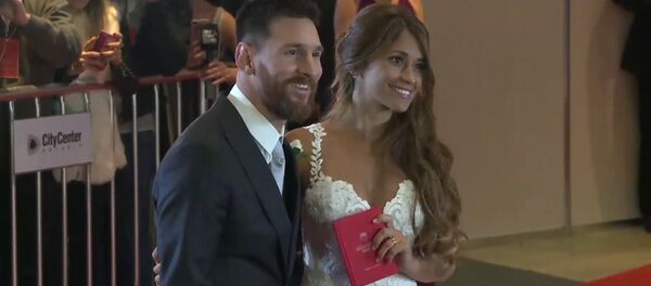 Лионель Месси с невестой Антонеллой Рокуццо в день свадьбы - Sputnik Армения