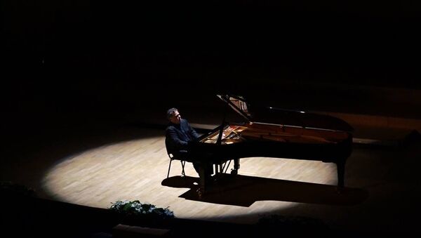 Впервые в Ереване, в Большом зале Арама Хачатуряна, выступил мегазвезда мирового фортепианного искусства Аркадий Володось - Sputnik Армения