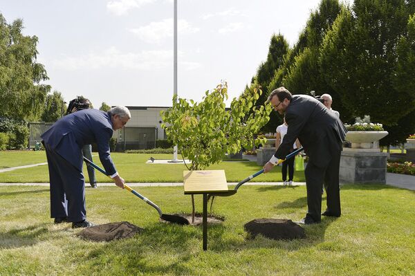 Серж Саргсян и Ричард Милз Серж Саргсян и Ричард Милз - Sputnik Արմենիա