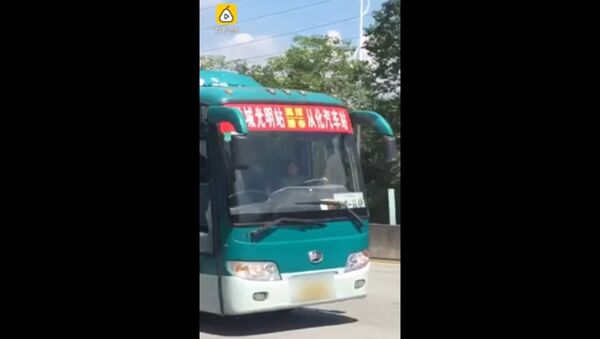 В Китае 12-летний мальчик угнал автобус и катался по городу - Sputnik Армения