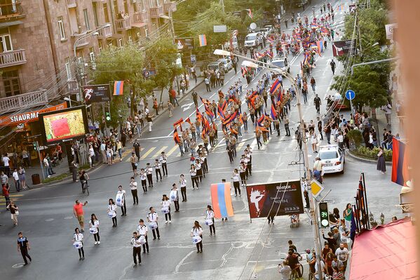 Տոնական քայլերթ Երևանում կամ նվիրվում է ՀՀ սահմանադրությանը - Sputnik Արմենիա