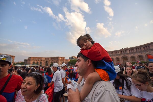 День Конституции отметили в Ереване - Sputnik Արմենիա