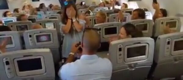 Молодой человек сделал предложение девушке на борту рейса Бейрут-Ереван - Sputnik Армения