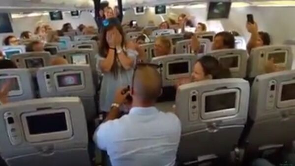 Молодой человек сделал предложение девушке на борту рейса Бейрут-Ереван - Sputnik Армения