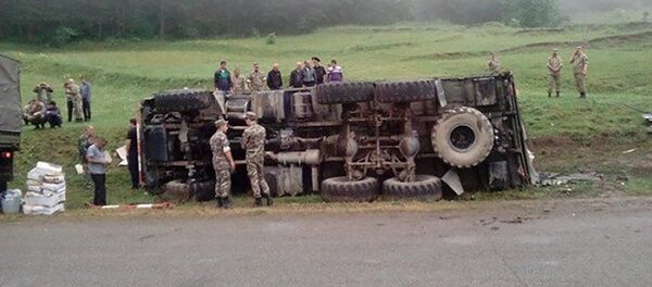 ДТП с участием армейского Камаза ДТП с участием армейского Камаза - Sputnik Армения