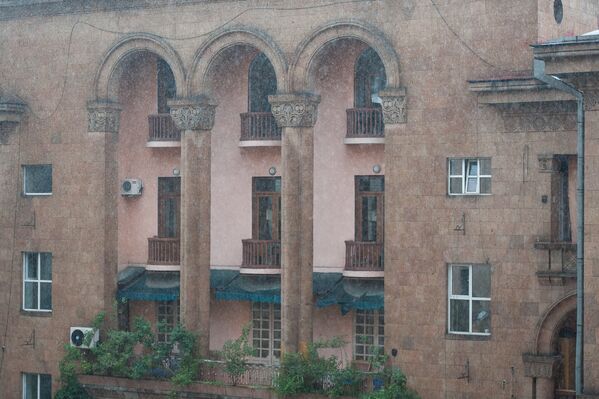 Հորդառատ անձրև` Երևանում - Sputnik Արմենիա