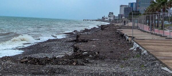 Последствия сильного шторма в Батуми: как выглядят пляж и набережная - Sputnik Армения