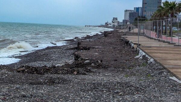 Последствия сильного шторма в Батуми: как выглядят пляж и набережная - Sputnik Արմենիա