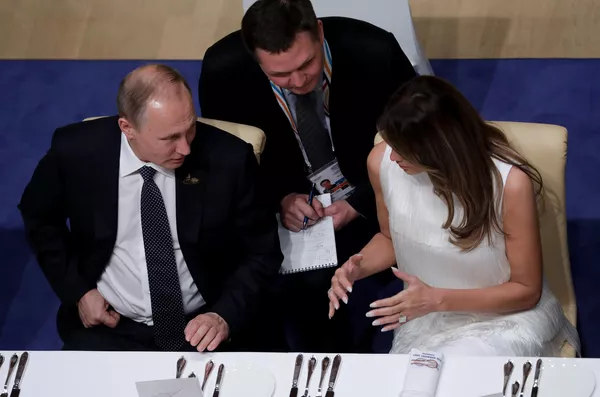 Владимир Путин и Первая леди США Меланья Трамп на банкете в рамках саммита G20 Владимир Путин и Первая леди США Меланья Трамп на банкете в рамках саммита G20 - Sputnik Армения