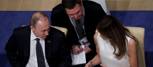 Владимир Путин и Первая леди США Меланья Трамп на банкете в рамках саммита G20 - Sputnik Армения