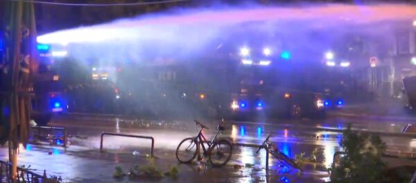 СПУТНИК_Полиция водометами разгоняла нарушителей порядка в Гамбурге - Sputnik Армения