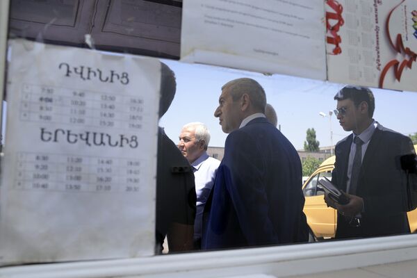 Министр транспорта, связи и ИТ Армении Ваан Мартиросян посетил Автовокзал Еревана Министр транспорта, связи и ИТ Армении Ваан Мартиросян посетил Автовокзал Еревана - Sputnik Армения