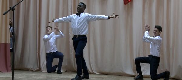Лезгинка с последнего звонка в 58-ой школе Томска в исполнении армянина, африканца и азербайджанца - Sputnik Армения