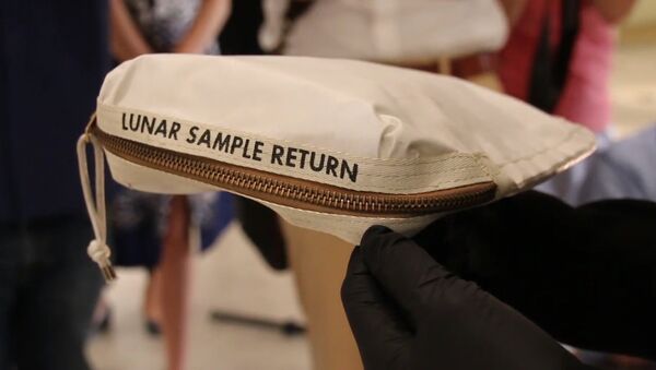 В США выставят на аукционе сумку Нила Армстронга с лунной пылью - Sputnik Արմենիա