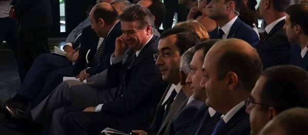 Փոքրիկ իրարանցումը շփոթության մեջ գցեց Հայաստանի վարչապետի թիկնապահներին Փոքրիկ իրարանցումը շփոթության մեջ գցեց Հայաստանի վարչապետի թիկնապահներին - Sputnik Արմենիա