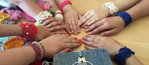 Воспитанники центра Мегвик плетут макраме Воспитанники центра Мегвик плетут макраме - Sputnik Армения